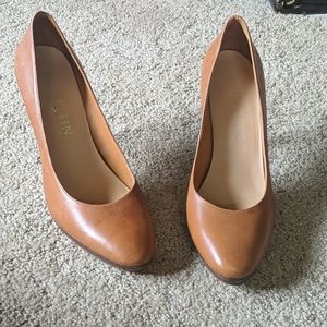 Anne Klein NY tan leather and wood pumps